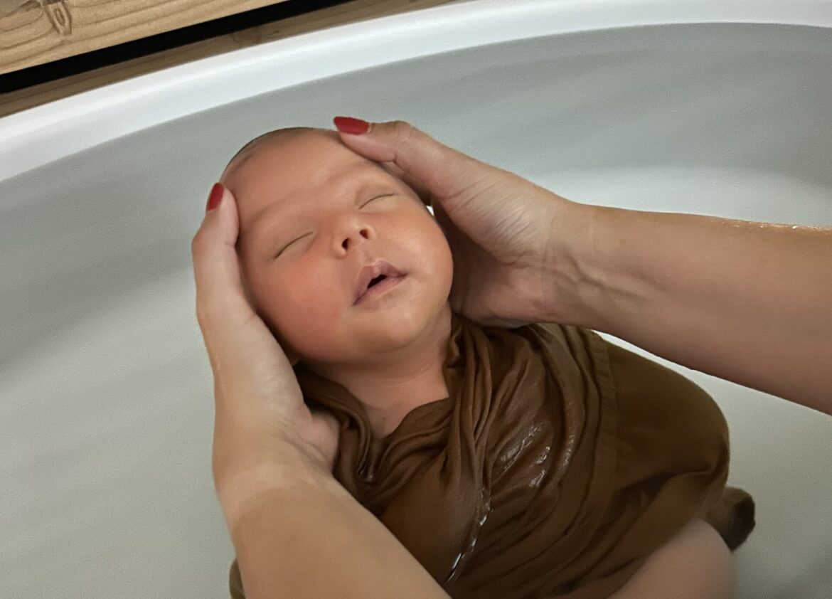 bain enveloppé nouveau né